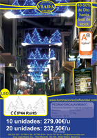 Oferta Luces de Navidad LED low cost. Conjunto de abetos blancos rellenos con guirnalda azul con una base nevada con tapiz blanco